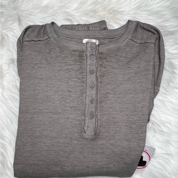 𝅺FLIRTUDE Active long sleeve crop stop with front buttons. NWT - Picture 3 of 5